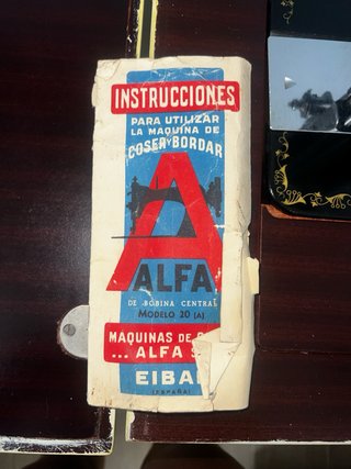 Máquina de coser Alfa antigua con mesa