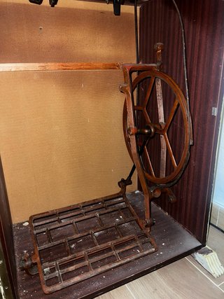 Máquina de coser Alfa antigua con mesa