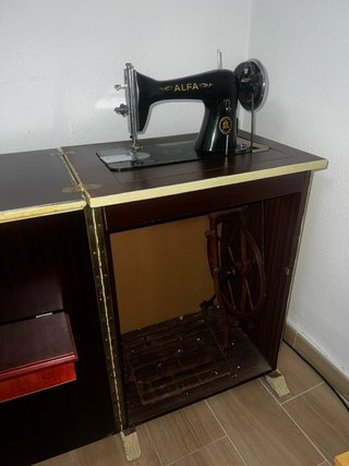 Máquina de coser Alfa antigua con mesa