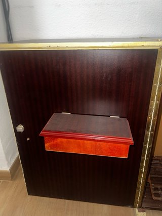 Máquina de coser Alfa antigua con mesa