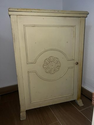 Máquina de coser Alfa antigua con mesa