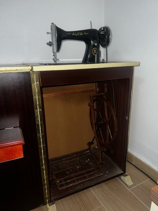 Máquina de coser Alfa antigua con mesa