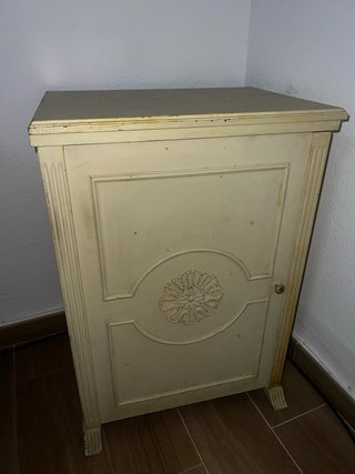 Máquina de coser Alfa antigua con mesa