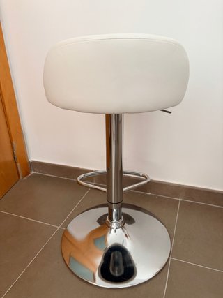 Taburete alto blanco y acero