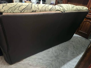 Sofá de tela y piel beige y gris