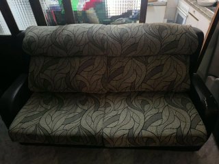 Sofá de tela y piel beige y gris