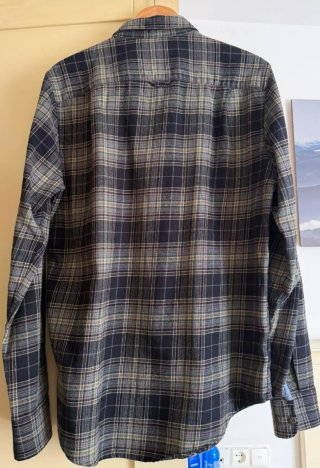 Camisa de cuadros elegante y nueva. Talla L
