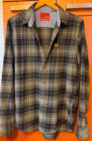 Camisa de cuadros elegante y nueva. Talla L