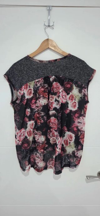 Blusa sin mangas con pedrería