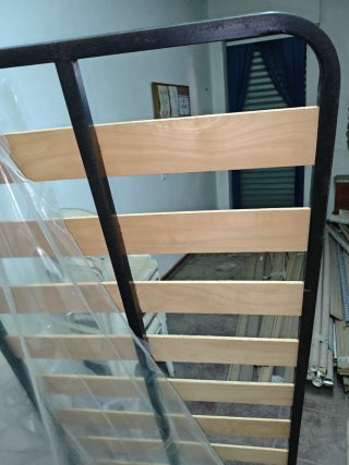 Somier de cama metálico con lamas de madera