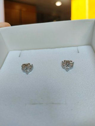 Orecchini a cuore con fiocco e zirconi
