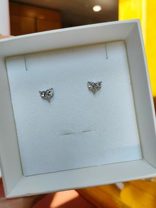 Orecchini a cuore con fiocco e zirconi