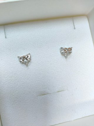 Orecchini a cuore con fiocco e zirconi