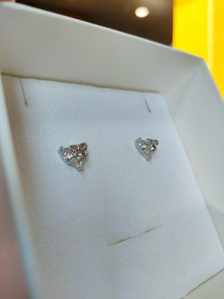 Orecchini a cuore con fiocco e zirconi