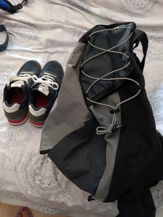 Maleta escolar BESI BERRI y zapatillas