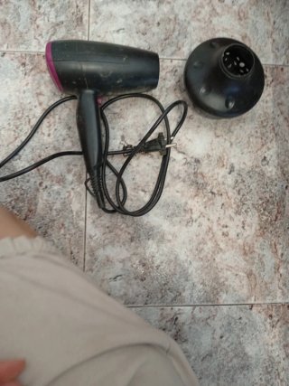 Secador de pelo negro y rosa