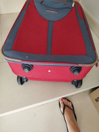 Maleta de viaje roja y gris
