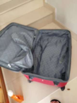 Maleta de viaje roja y gris