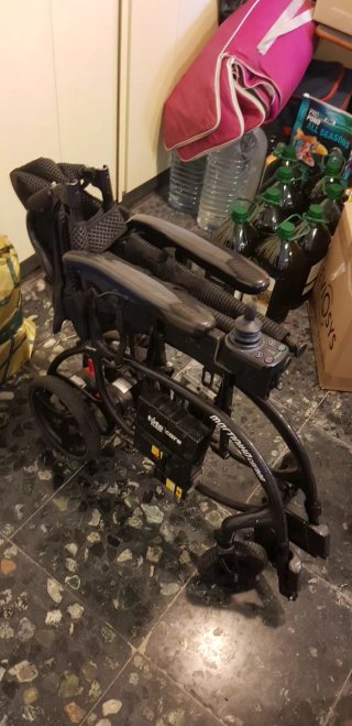Silla de ruedas plegable con motor eléctrico