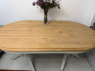 Mesa de comedor ovalada de madera