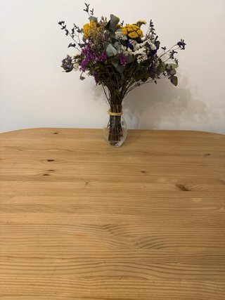 Mesa de comedor ovalada de madera