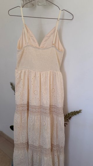 Vestido largo beige bordado estilo ibicenco