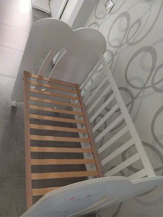 Cuna de madera con barandilla y colecho