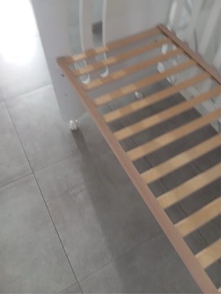 Cuna de madera con barandilla y colecho