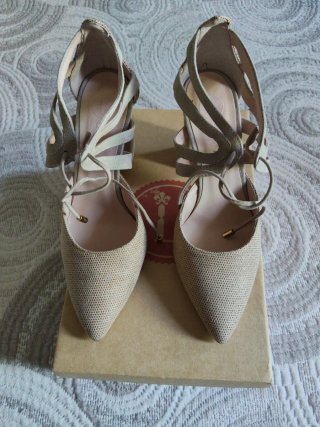 Zapatos de tacón beige con cordones