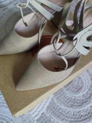 Zapatos de tacón beige con cordones