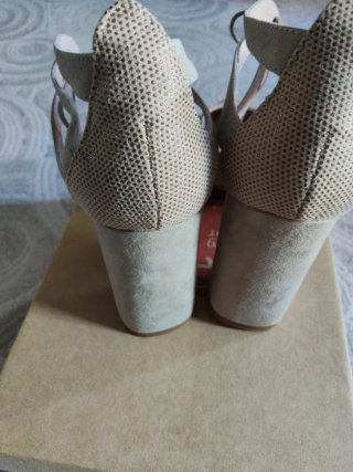 Zapatos de tacón beige con cordones