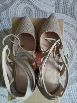 Zapatos de tacón beige con cordones