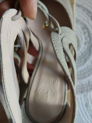 Zapatos de tacón beige con cordones