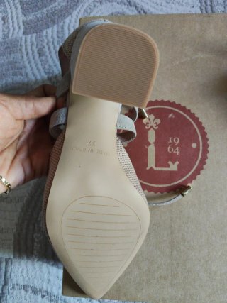 Zapatos de tacón beige con cordones