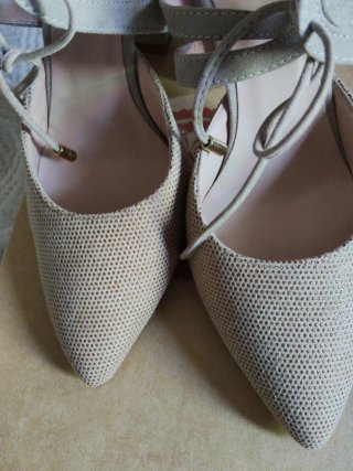 Zapatos de tacón beige con cordones