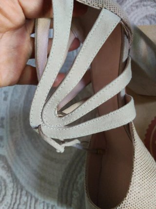 Zapatos de tacón beige con cordones