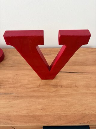 Letra V Decorativa Roja