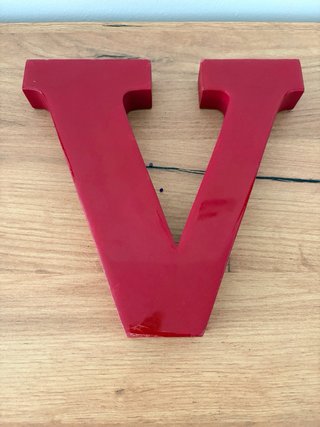 Letra V Decorativa Roja