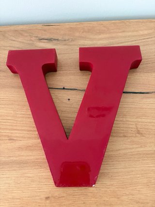 Letra V Decorativa Roja