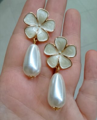 Orecchini fiore con perla pendente