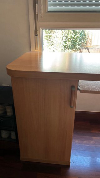 Escritorio de madera con cajones