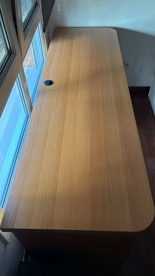 Escritorio de madera con cajones