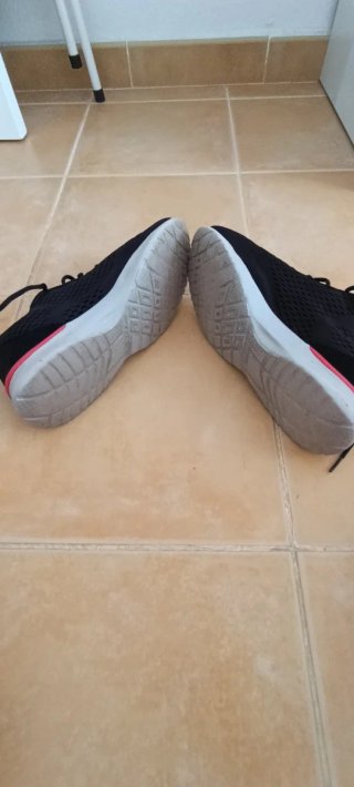 Zapatillas Skechers Negras y Rojas unisex