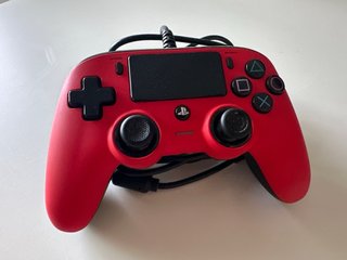 PS4 Pro + Mando Nacon oficial PS4 + 2 juegos