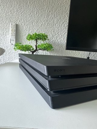 PS4 Pro + Mando Nacon oficial PS4 + 2 juegos