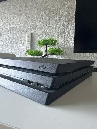 PS4 Pro + Mando Nacon oficial PS4 + 2 juegos