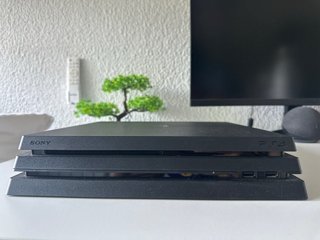PS4 Pro + Mando Nacon oficial PS4 + 2 juegos