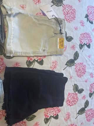 Pantalones cortos vaqueros y negros para niña