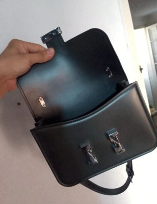 Bolso negro con cadena plateada