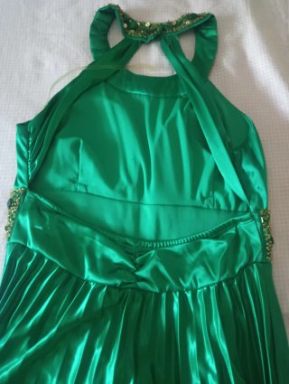 Vestido de fiesta verde con pedrería